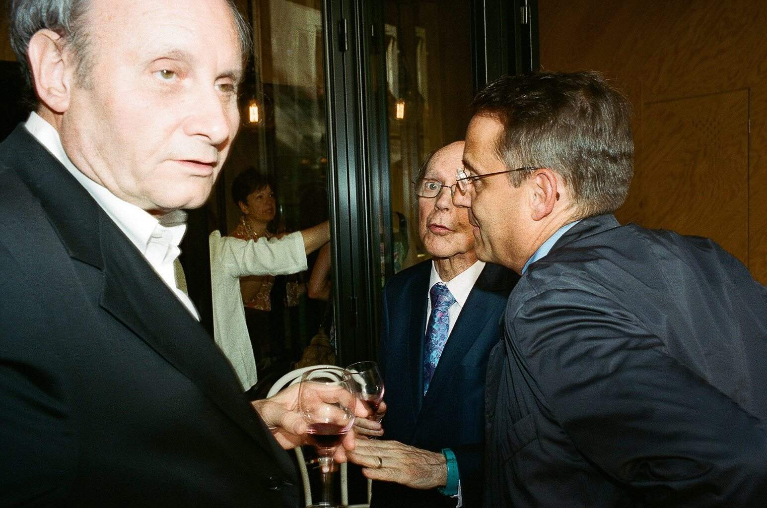 eric-kim-street-photography-suits-project-kodak-portra-400-film-14-5