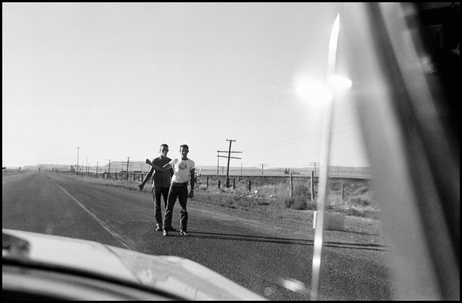 USA. New Mexico. 1960. Hitch hikers on the road from Albuquerque to Gallup.