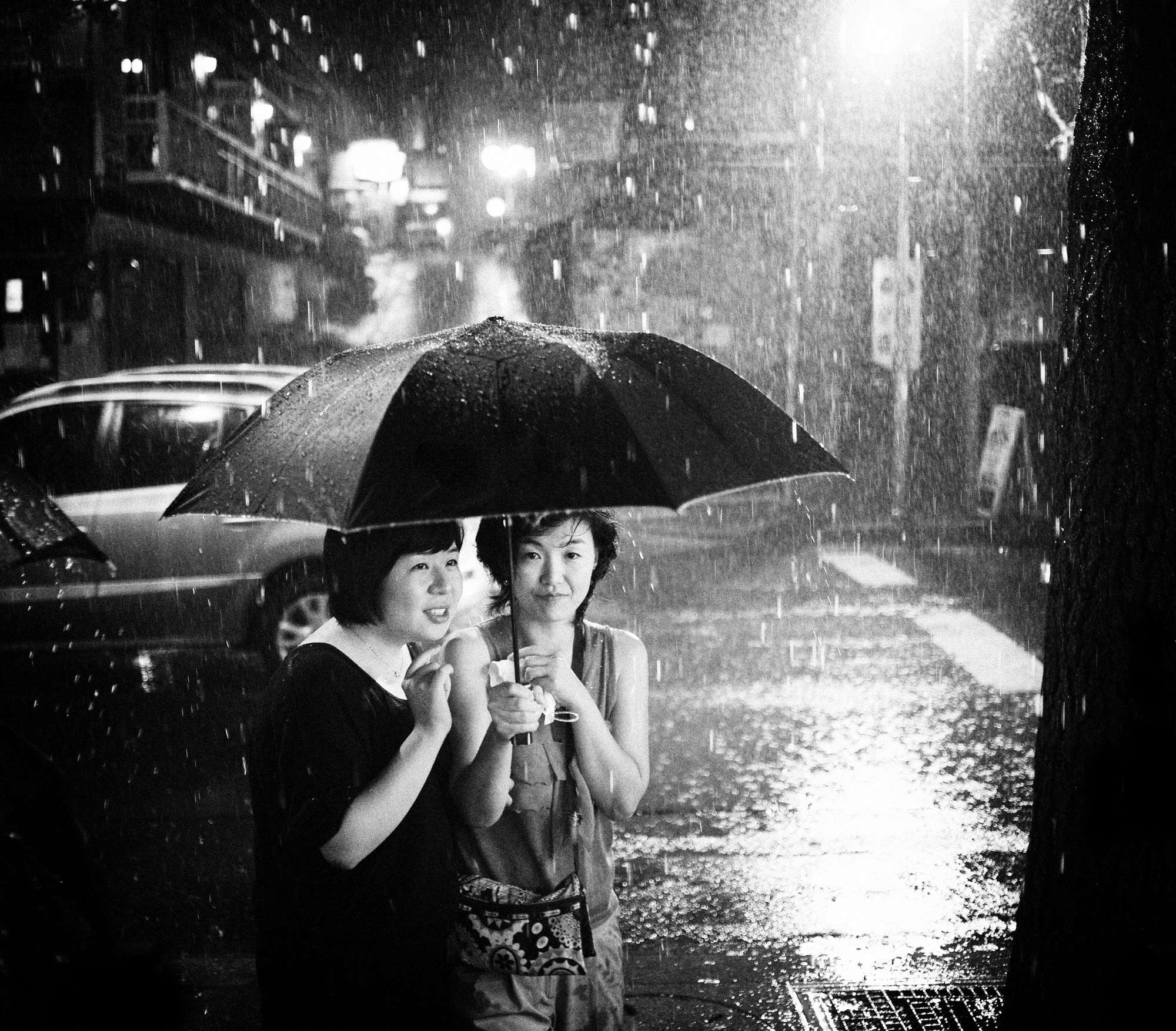Two girls in the rain. Seoul, 2009 / Canon 5D