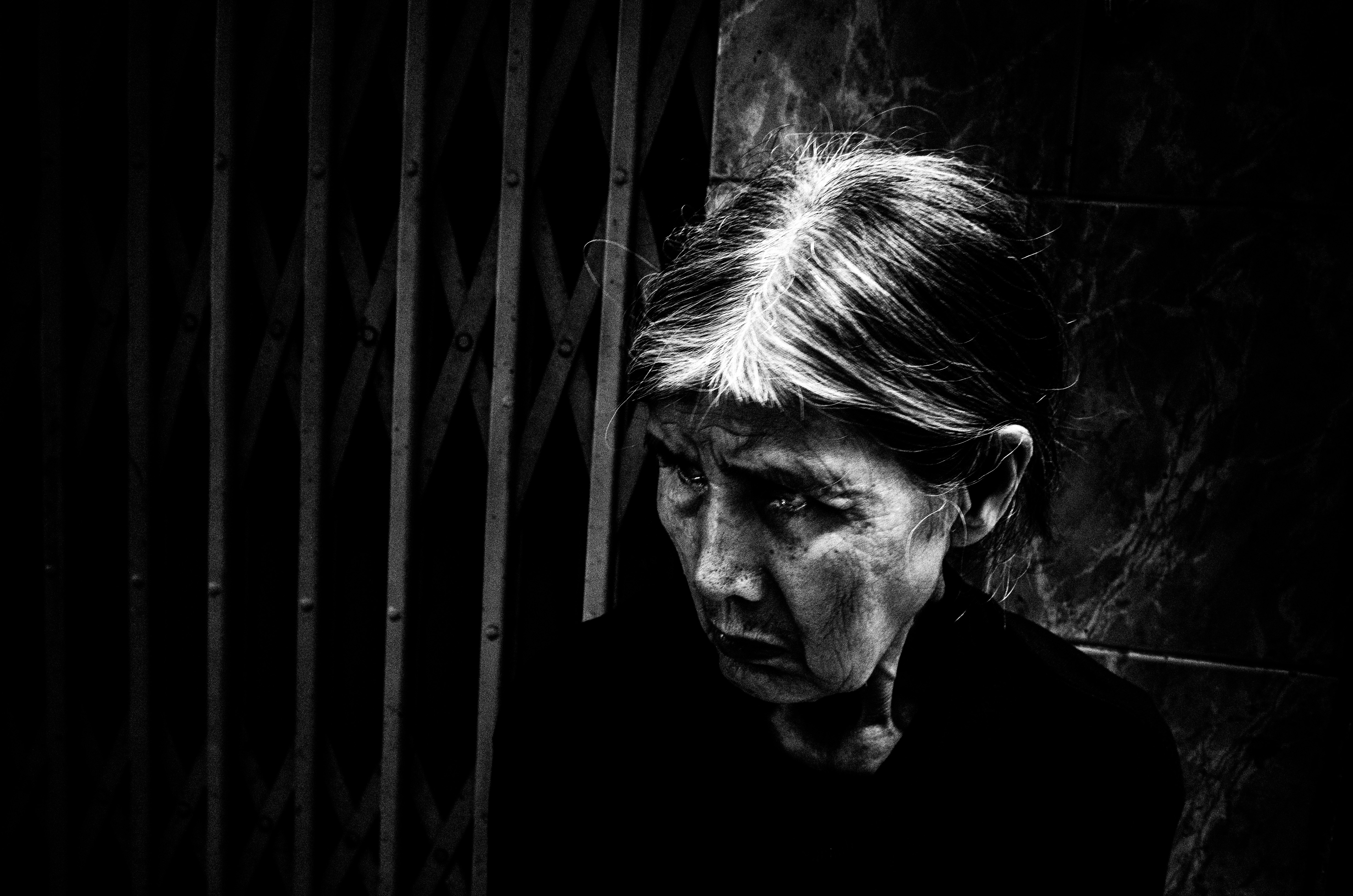 eric kim street photography hanoi - old woman