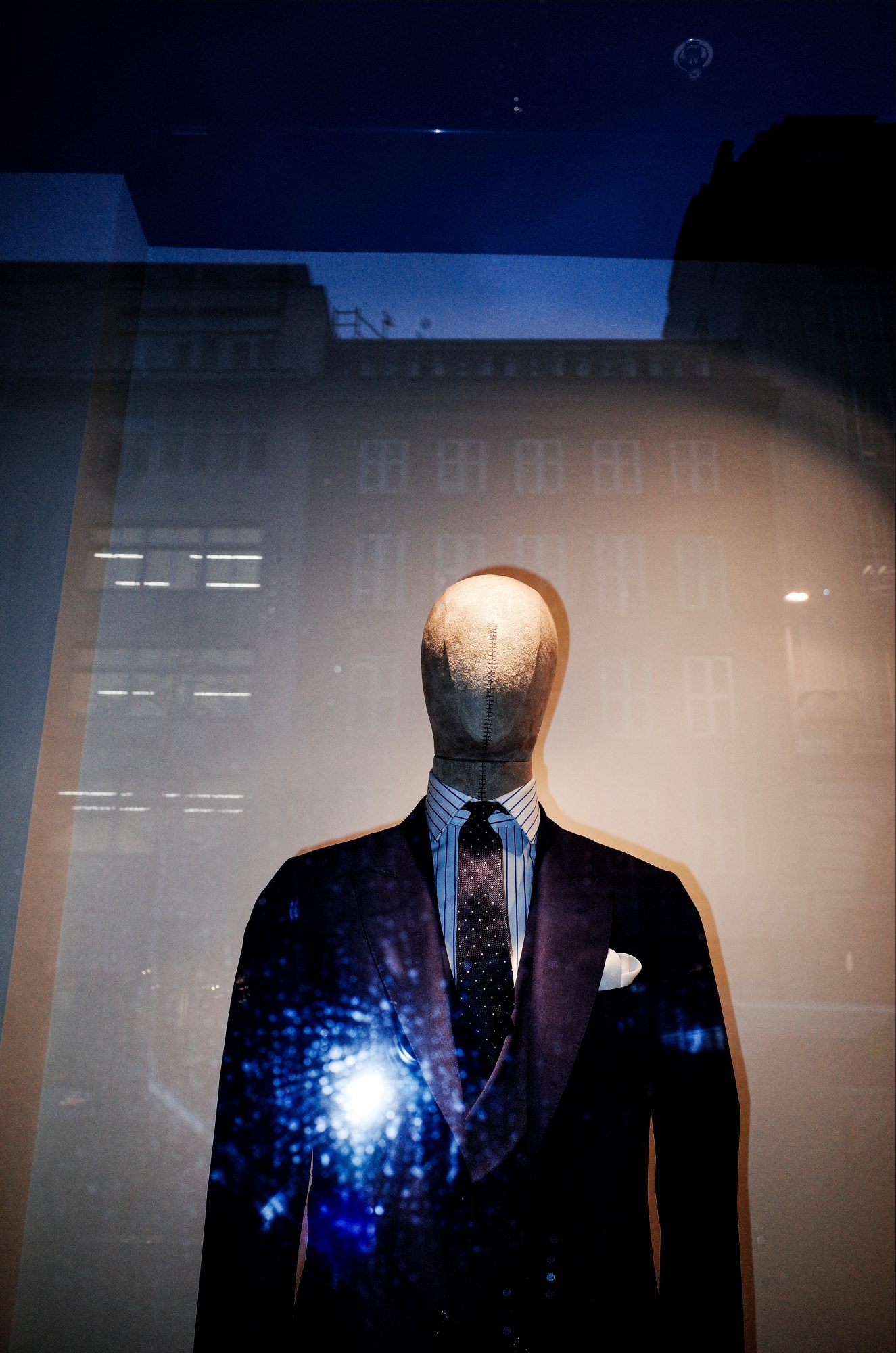Mannequin suit in London storefront, 2018