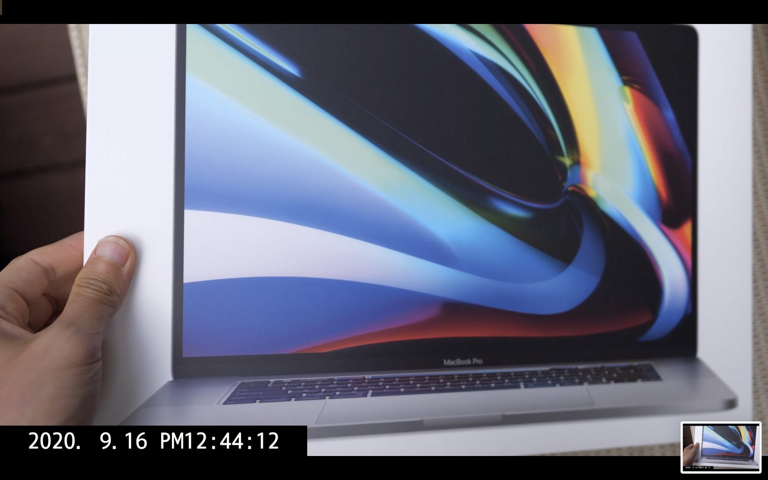 16-Inch-MacBook-Pro-Touch-Bar-Unboxing-and-First-Impressions-by-ERIC-KIM00006